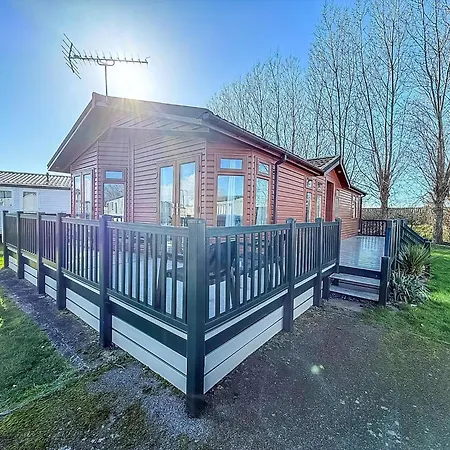 Modern 4 Berth Lodge With Decking At Manor Park In Hunstanton Ref 23024W Exterior foto